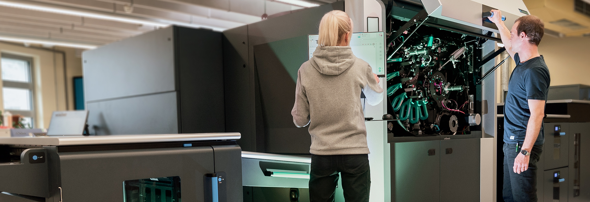 Bühnenbild Drucklösungen mit 2 Personen von Druckmaschine