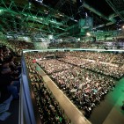Die rund 7.000 Mitarbeiterinnen und Mitarbeiter der DATEV feierten in der Arena Nürnberger Versicherung