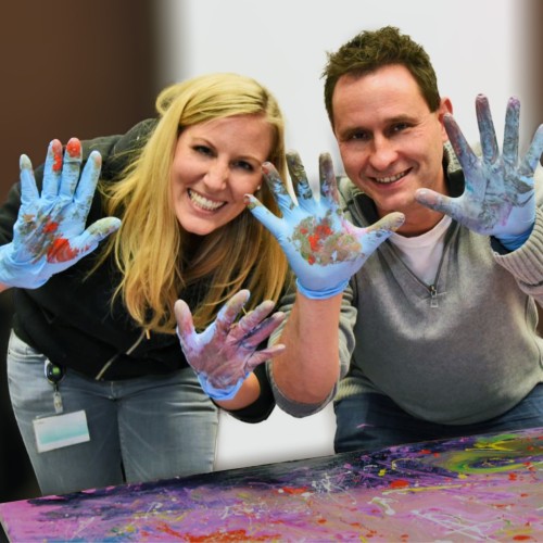 zwei kreative Menschen malen etwas mit den Händen