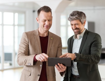 Zwei Männer schauen auf ein Tablet