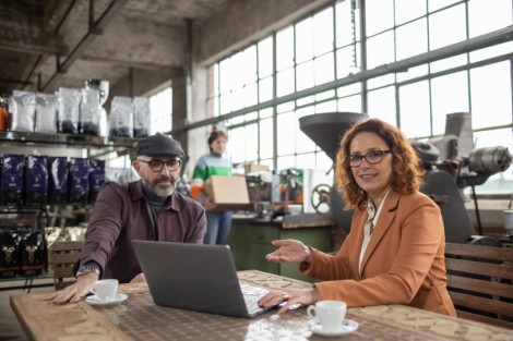 Bild: Zwei Menschen im Cafe mit Laptop