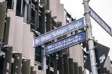 Straßenschild Dr.-Heinz-Sebiger-Straße