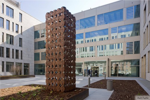 Mitarbeitendenskulptur am Vordereingang des IT-Campus