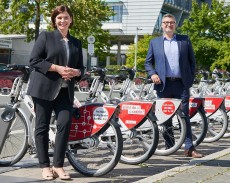Gut gelaunt: DATEV-Finanzvorständin Diana Windmeißer und VAG-Kommunikationschef Heiko Linder vor der neuen Radstation (Quelle: DATEV eG)